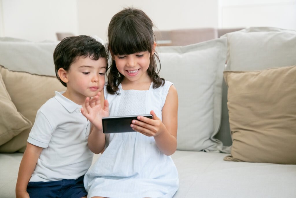 How to Reduce Cell Phone Use in Children with the Montessori Method: Tips for Families