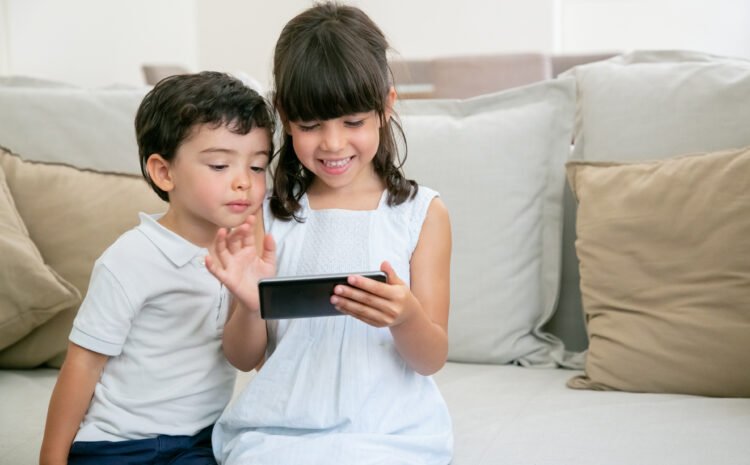 How to Reduce Cell Phone Use in Children with the Montessori Method: Tips for Families
